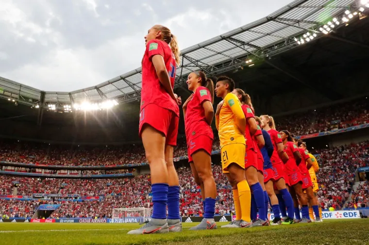 Za SAD su zabile Christen Press (10) i Alex Morgan (31), dok je Ellen White (19) bila strijelac za Englesku. No, u 84. minuti engleska kapetanica Steph Houghton nije iskoristila penal, njen udarac obranila je vratarka SAD-a  Alyssa Naeher.