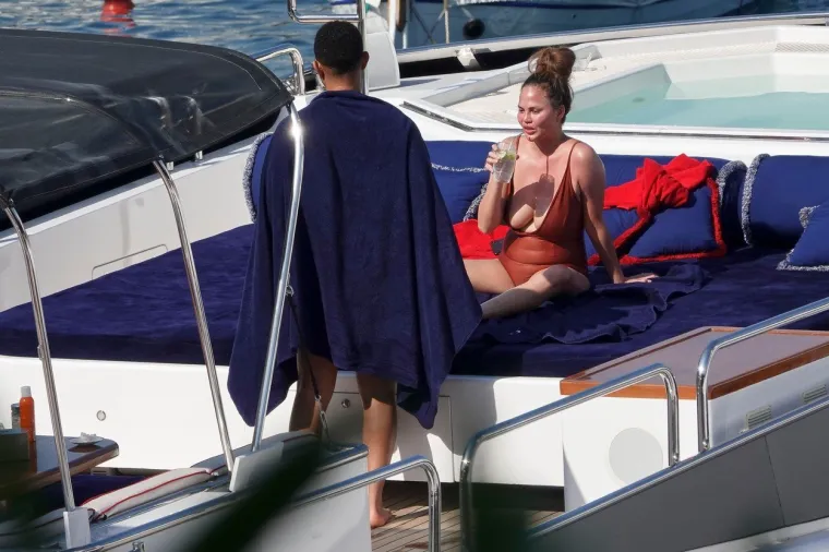 Američka manekenka Chrissy Teigen, supruga slavnog glazbenika Johna Legenda, odmara se s obitelji u talijanskom Portofinu. Objektiv fotoaparata uhvatio ju je dok se sunčala na jahti. Foto: Profimedia