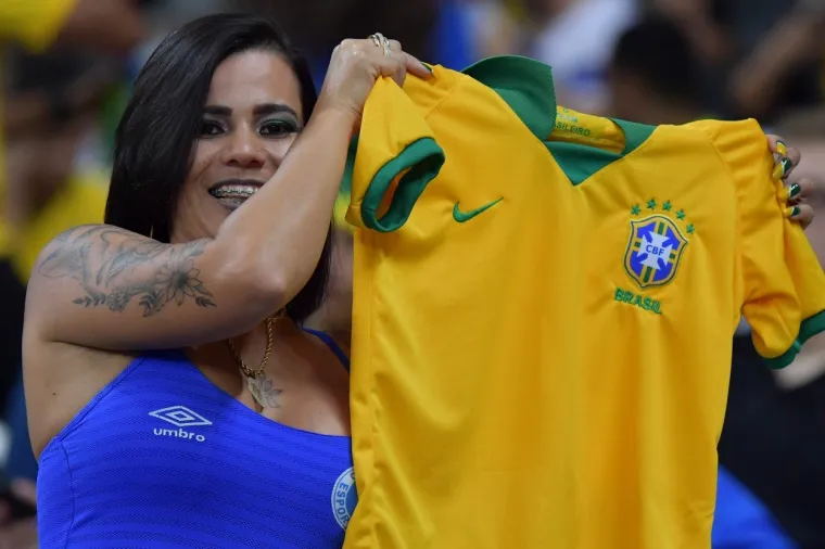 [FOTO] ATRAKTIVNE NAVIJAČICE I FANTASTIČNA ATMOSFERA NA TRIBINAMA: Derbi Argentine i Brazila ni ovog nas puta nije razočarao