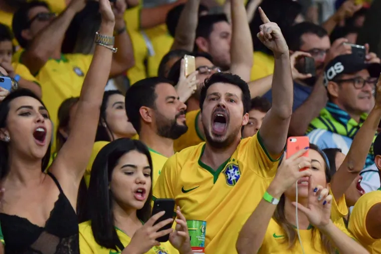 [FOTO] ATRAKTIVNE NAVIJAČICE I FANTASTIČNA ATMOSFERA NA TRIBINAMA: Derbi Argentine i Brazila ni ovog nas puta nije razočarao
