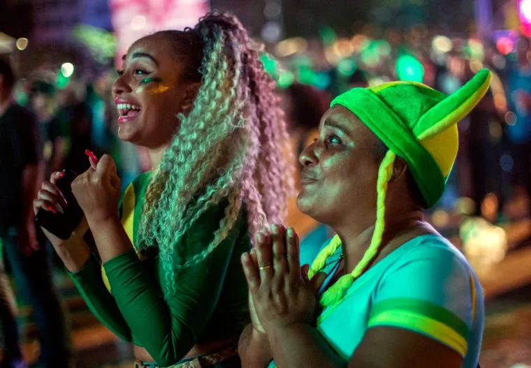 [FOTO] ATRAKTIVNE NAVIJAČICE I FANTASTIČNA ATMOSFERA NA TRIBINAMA: Derbi Argentine i Brazila ni ovog nas puta nije razočarao