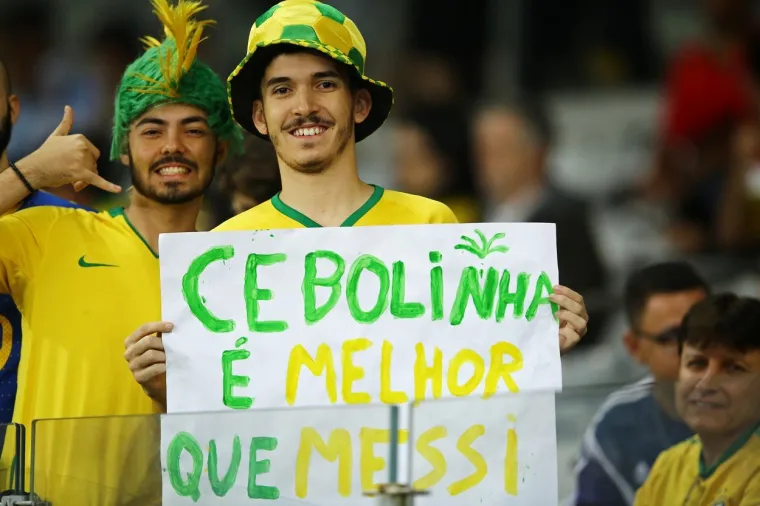 [FOTO] ATRAKTIVNE NAVIJAČICE I FANTASTIČNA ATMOSFERA NA TRIBINAMA: Derbi Argentine i Brazila ni ovog nas puta nije razočarao