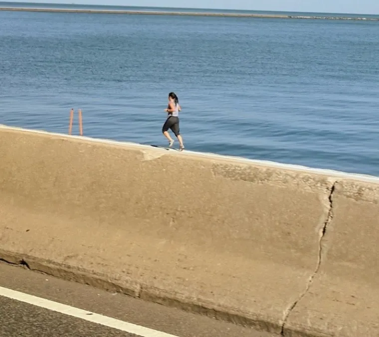 Savršeno tempirane fotografije jedan su od omiljenih internetskih fenomena. One su u isto vrijeme smiješne i impresivne. Jedna takva je svakako i ona na kojoj su našeg bivšeg nogometnog reprezentativca Niku Kovača zalili pivom na stadionu, a prizor izgledao kao da na glavi nosi čudan šešir. Bez brige, bilo je toga još...