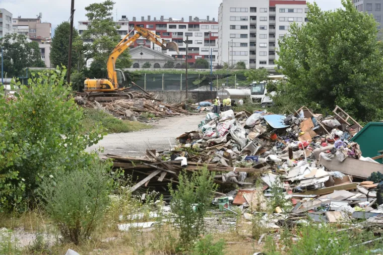Bageri sravnili ilegalno Plinarsko naselje sa zemljom, romske obitelji raseljene po Zagrebu