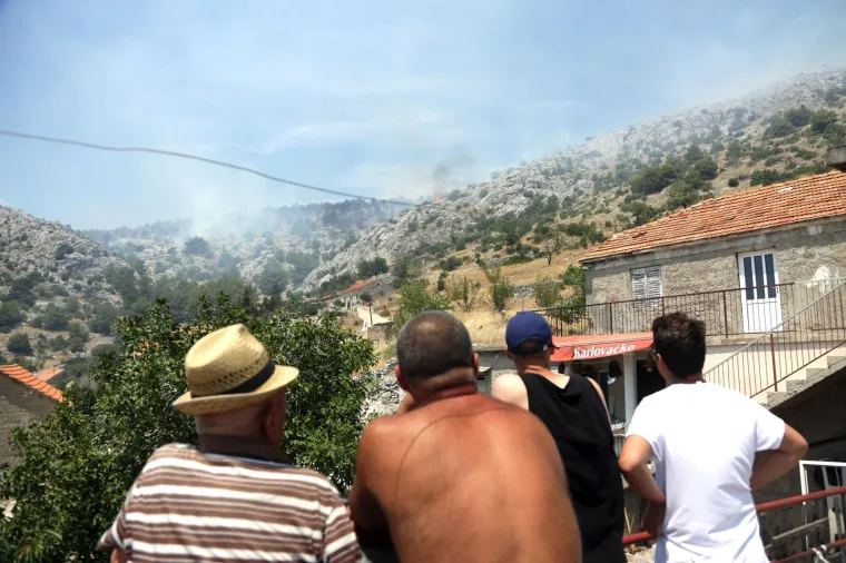 Lokaliziran požar kod Greba&scaron;tice: Vatra je zahvatila pet hektara &scaron;ume. Vatrogasci su jo&scaron; na terenu