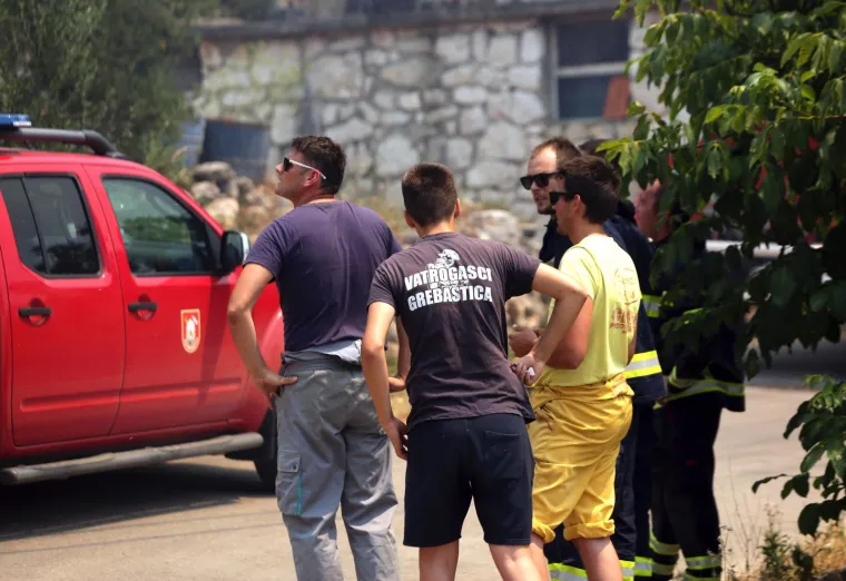 Lokaliziran požar kod Greba&scaron;tice: Vatra je zahvatila pet hektara &scaron;ume. Vatrogasci su jo&scaron; na terenu