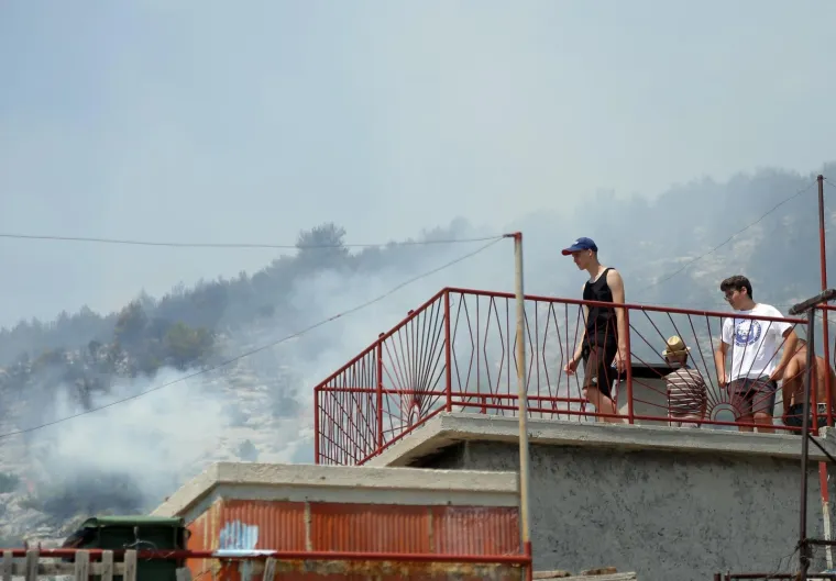 Lokaliziran požar kod Greba&scaron;tice: Vatra je zahvatila pet hektara &scaron;ume. Vatrogasci su jo&scaron; na terenu