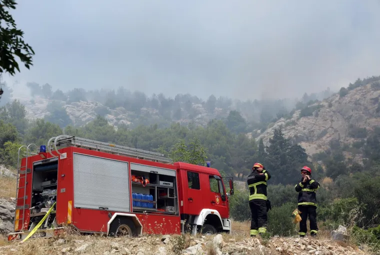 Lokaliziran požar kod Greba&scaron;tice: Vatra je zahvatila pet hektara &scaron;ume. Vatrogasci su jo&scaron; na terenu