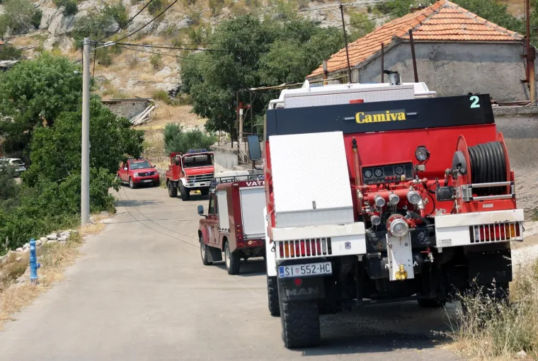 Lokaliziran požar kod Greba&scaron;tice: Vatra je zahvatila pet hektara &scaron;ume. Vatrogasci su jo&scaron; na terenu