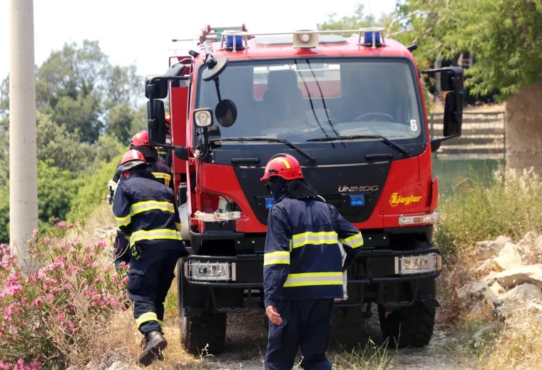 Lokaliziran požar kod Greba&scaron;tice: Vatra je zahvatila pet hektara &scaron;ume. Vatrogasci su jo&scaron; na terenu