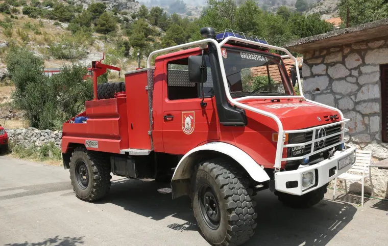 Lokaliziran požar kod Greba&scaron;tice: Vatra je zahvatila pet hektara &scaron;ume. Vatrogasci su jo&scaron; na terenu