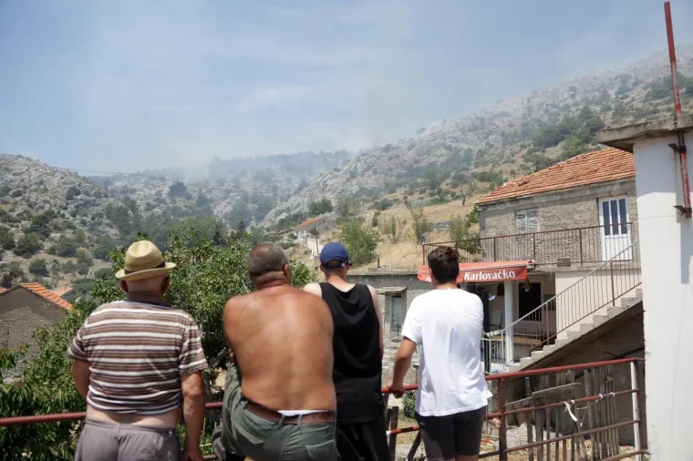 Lokaliziran požar kod Greba&scaron;tice: Vatra je zahvatila pet hektara &scaron;ume. Vatrogasci su jo&scaron; na terenu