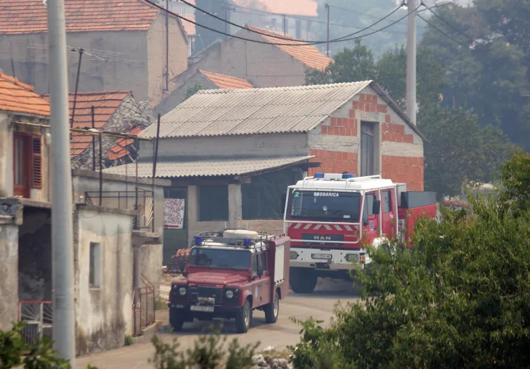 Lokaliziran požar kod Greba&scaron;tice: Vatra je zahvatila pet hektara &scaron;ume. Vatrogasci su jo&scaron; na terenu