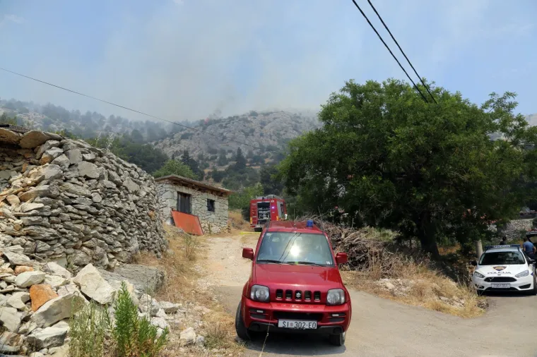 Lokaliziran požar kod Greba&scaron;tice: Vatra je zahvatila pet hektara &scaron;ume. Vatrogasci su jo&scaron; na terenu