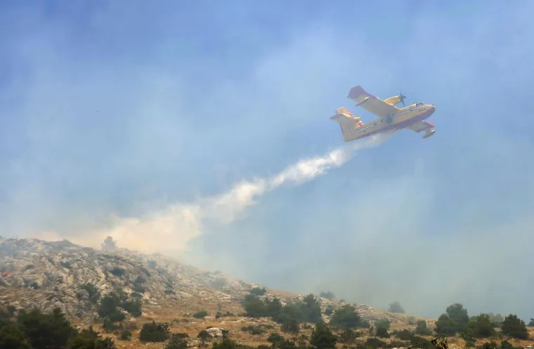 Lokaliziran požar kod Greba&scaron;tice: Vatra je zahvatila pet hektara &scaron;ume. Vatrogasci su jo&scaron; na terenu