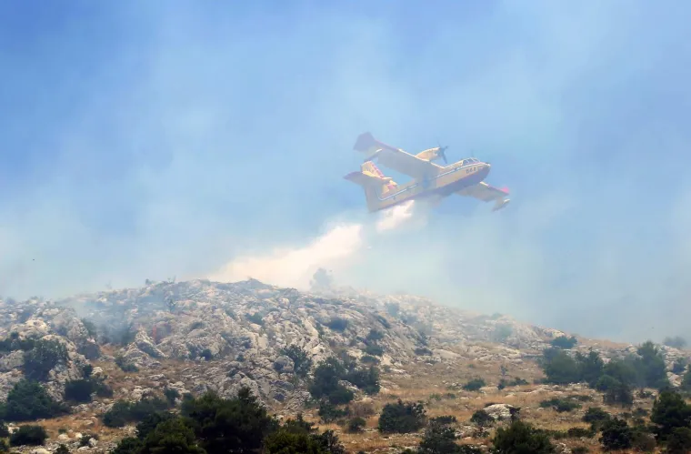 Lokaliziran požar kod Greba&scaron;tice: Vatra je zahvatila pet hektara &scaron;ume. Vatrogasci su jo&scaron; na terenu