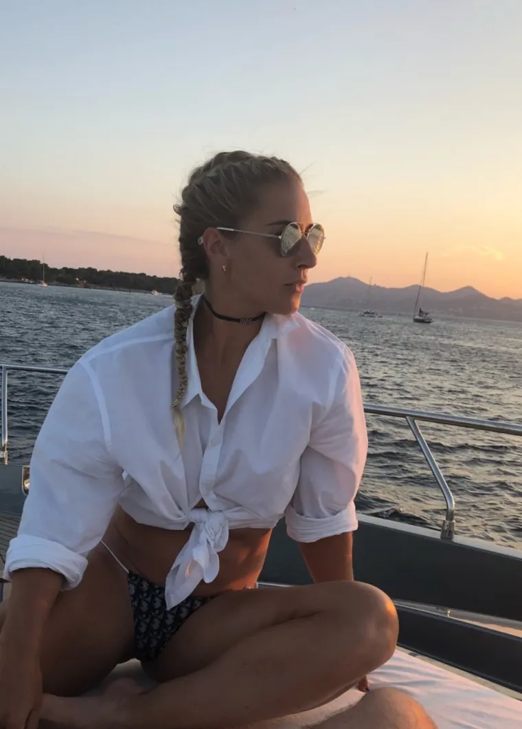 [FOTO] DOK SE DRUGI ZNOJE NA WIMBLEDONU, SEKSI SLOVAKINJA UŽIVA NA ODMORU: Povela je i prijateljicu...