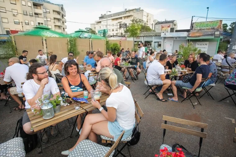 PLAC MLJAC - 'Budi faca, dođi do placa', slogan je organizatora ovog ma&scaron;tovitog programa koji se održava prvi tjedan u srpnju (do 7.7) na Tre&scaron;njevačkom placu. .Ovaj jedinstveni ljetni događaj na placu donosi puno urbane zabave, ukusnih zalogaja i osvježavajućih gutljaja, vrhunske glazbe, ali i svježeg voća i povrća. Tu ćete među ostalim ku&scaron;ati slasne &scaron;trukle, sir i vrhnje, &scaron;pek, puricu s mlincima i druge delicije lokalne i međunarodne kuhinje. Bit će tu  čak i noćni plac na kojemu možete obaviti &scaron;pecaraj.