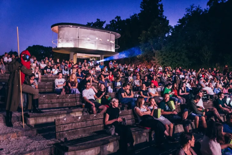 FANTASTIC ZAGREB FILM FESTIVAL - Brojne obožavatelje znanstvene fantastike i srodnih žanrova i ove godine na Fantastic Zagreb film festivalu očekuje izuzetno bogat program. U najljep&scaron;em kinu na otvorenom - ljetnoj pozornici Tu&scaron;kanac - do 7. srpnja možete pogledati sjajna filmska ostvarenja poput Halla ide u rat, Na putu, Osmi putnik i Goli u sedlu.