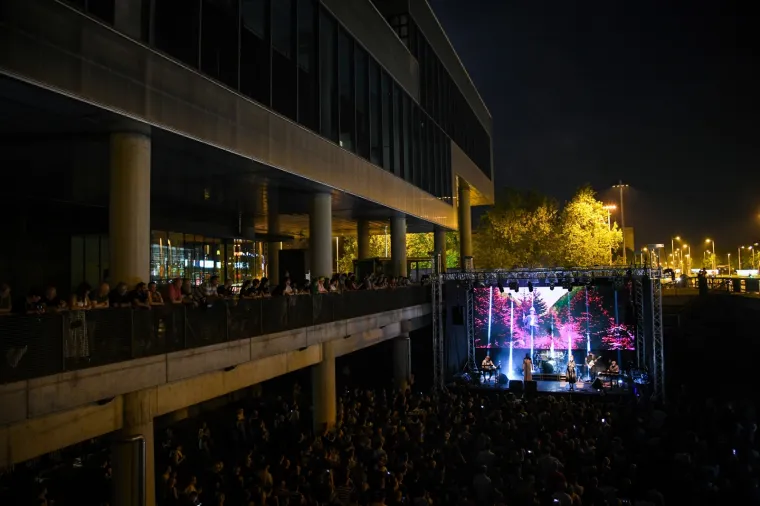 LJETO U MSU - U novoj sezoni  očekuje vas 6 nezaboravnih koncerata najboljih rock i art bendova regije na atraktivnim lokacijama &ndash; krovu, garaži i na platou kod tobogana Muzeja suvremene umjetnosti! Jedinstveni multimedijalni program već &scaron;esto ljeto za redom tradicionalno subotama donosi spoj vrhunskih umjetničkih sadržaja po načelu čak &bdquo;5 u 1&ldquo;: glazba, film, izložbe, performansi i književna čitanja!