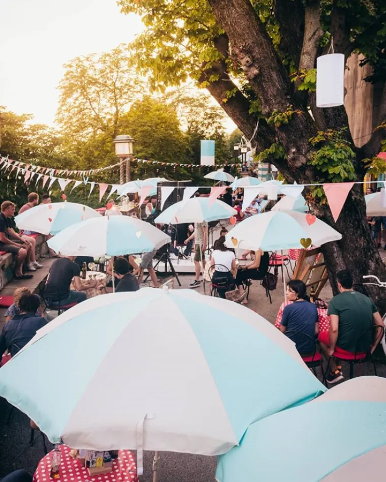 LJETO KOD MATO&Scaron;A -Manifestacija počinje 19. srpnja i trajat će sve do 20. rujna, a u ta dva mjeseca moći ćete isprobati bogatu gastro ponudu, ispijati koktele na lokacijama stvorenim za divne Instagram fotografije, poslu&scaron;ati glazbu genijalnih uličnih svirača ili kakav dobar stand up nastup i naprosto opustiti mozak na nekom od brojnih plesnjaka.