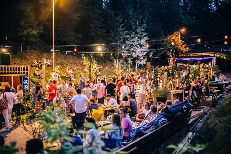 POP UP SUMMER GARDEN - Ako tražite ljetno osvježenje i zabavu, Pop Up Summer Garden je pravo mjesto! Smje&scaron;ten je u pomalo skrivenom raju &scaron;ume Tu&scaron;kanac. Pop Up Summer Garden donosi mno&scaron;tvo cool glazbe, događanja, kao i veliki izbor ukusnih koktela, pića i hrane. U slučaju ki&scaron;e Pop Up Summer Garden ne radi.