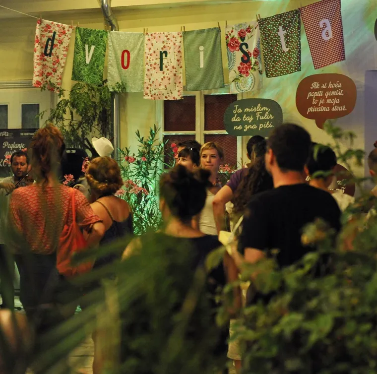 DVORI&Scaron;TA - Dvori&scaron;ta i ovog ljeta pričaju priče o Zagrebu kakvog jo&scaron; niste doživjeli. Tijekom deset nezaboravnih dana posjetitelji imaju jedinstvenu priliku zaviriti iza fasada nekih od najljep&scaron;ih zagrebačkih palača i doživjeti čarobne ambijente ovih jedinstvenih gornjogradskih prostora. No čeka ih tu i puno dobre urbane zabave, jer se u dvori&scaron;tima mogu osvježiti slasnim zalogajima, osvježavajućim gutljajima i dobro se zabaviti uz prvorazredne glazbene izvođače i žive svirke od jazza i klasike do popa.