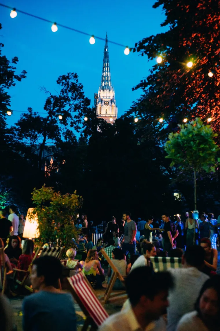 ART PARK - U centru grada jo&scaron; uvijek vas čeka Art Park koji se ovog ljeta smjestio u zagrebačkom parku Ribnjak. Idealna prilika za &scaron;etnju jednim od najljep&scaron;ih zagrebačkih parkova i opu&scaron;teno ispijanje koktela ili piva na travi uz projekcije filmova, jogu i kreativne radionice te sjajnu glazbu. Dodatan plus, povesti možete i kućnog ljubimca.