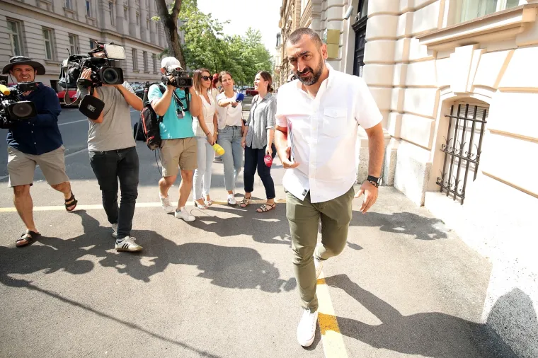 Prve fotografije uhićenih u aferi Tebra! Neki su se skrivali, a neki na ispitivanje do&scaron;li s osmijehom na licu