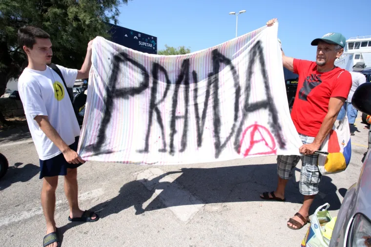 Bračani prosvjeduju za besplatni trajektni prijevoz  za djecu s te&scaron;koćama u razvoju.  Sada ih prijevoz djece mjesečno ko&scaron;ta i do 3000 kuna.