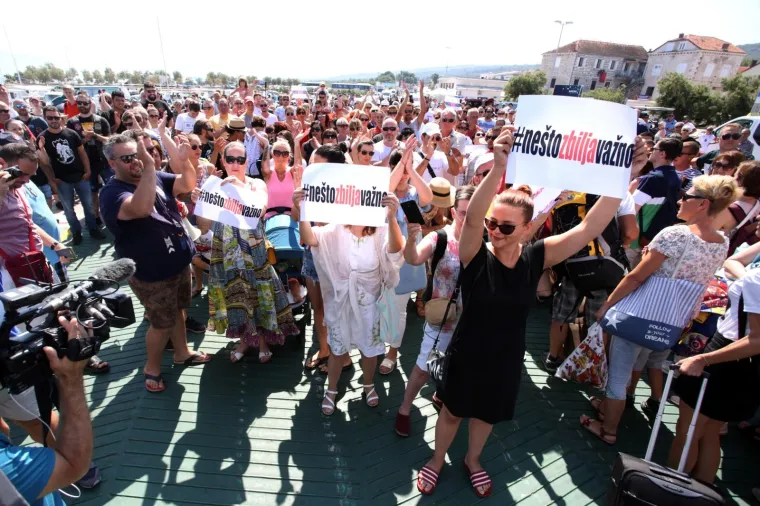 Bračani prosvjeduju za besplatni trajektni prijevoz  za djecu s te&scaron;koćama u razvoju.  Sada ih prijevoz djece mjesečno ko&scaron;ta i do 3000 kuna.