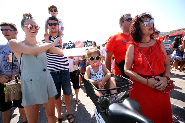 Bračani prosvjeduju za besplatni trajektni prijevoz  za djecu s te&scaron;koćama u razvoju.  Sada ih prijevoz djece mjesečno ko&scaron;ta i do 3000 kuna.