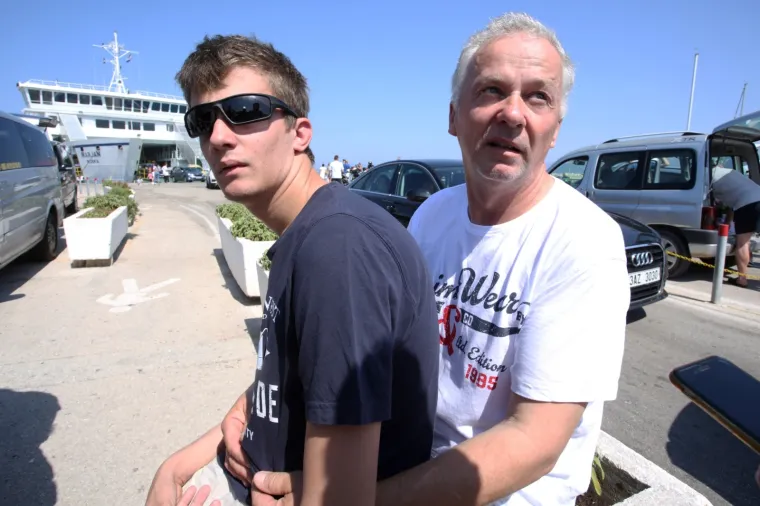 Bračani prosvjeduju za besplatni trajektni prijevoz  za djecu s te&scaron;koćama u razvoju.  Sada ih prijevoz djece mjesečno ko&scaron;ta i do 3000 kuna.