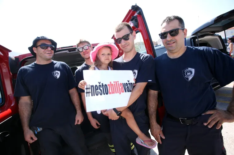 Bračani prosvjeduju za besplatni trajektni prijevoz  za djecu s te&scaron;koćama u razvoju.  Sada ih prijevoz djece mjesečno ko&scaron;ta i do 3000 kuna.