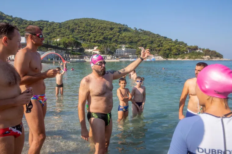 Projekt Domagoja Jakopovića Ribafisha: Humanitarno plivanje oko svih hrvatskih otoka kako bi skrenuo pozornost na važnost kvalitetnog druženja roditelja i djece.