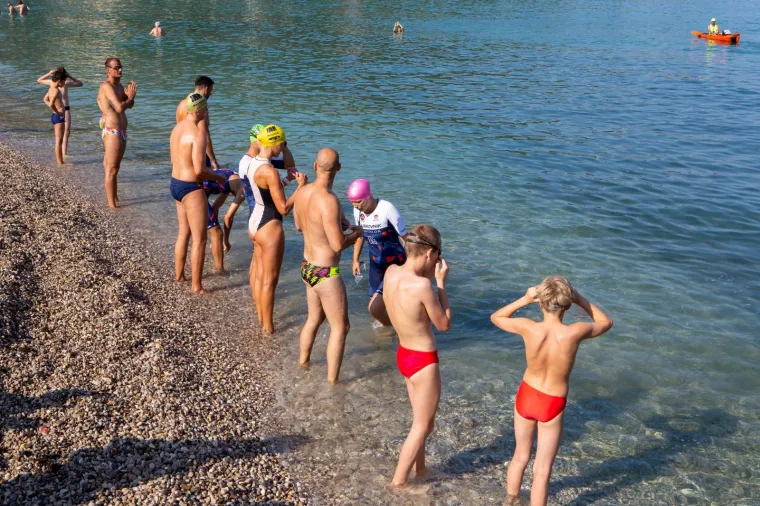 Projekt Domagoja Jakopovića Ribafisha: Humanitarno plivanje oko svih hrvatskih otoka kako bi skrenuo pozornost na važnost kvalitetnog druženja roditelja i djece.