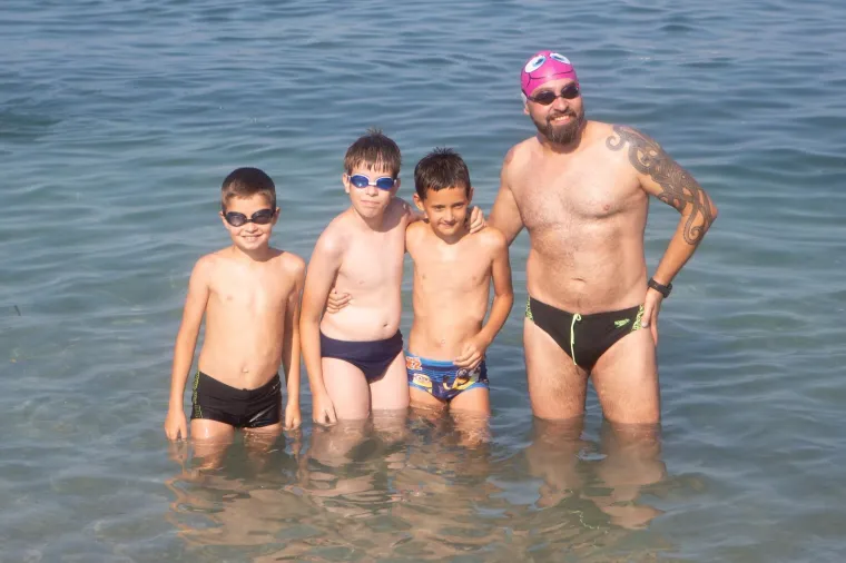 Projekt Domagoja Jakopovića Ribafisha: Humanitarno plivanje oko svih hrvatskih otoka kako bi skrenuo pozornost na važnost kvalitetnog druženja roditelja i djece.