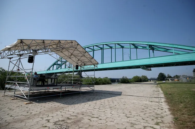 Ljeto na Savi kod Hendrixovog mosta. Radi premalog interesa javnosti otkazan je jutarnji program na kojem je trebala biti skola nordijskog hodanja i spustanje Savom u raftu.