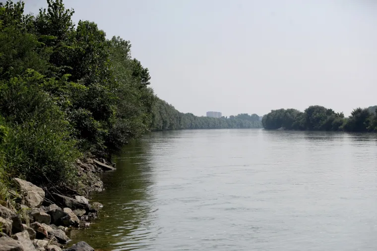 Ljeto na Savi kod Hendrixovog mosta. Radi premalog interesa javnosti otkazan je jutarnji program na kojem je trebala biti skola nordijskog hodanja i spustanje Savom u raftu.