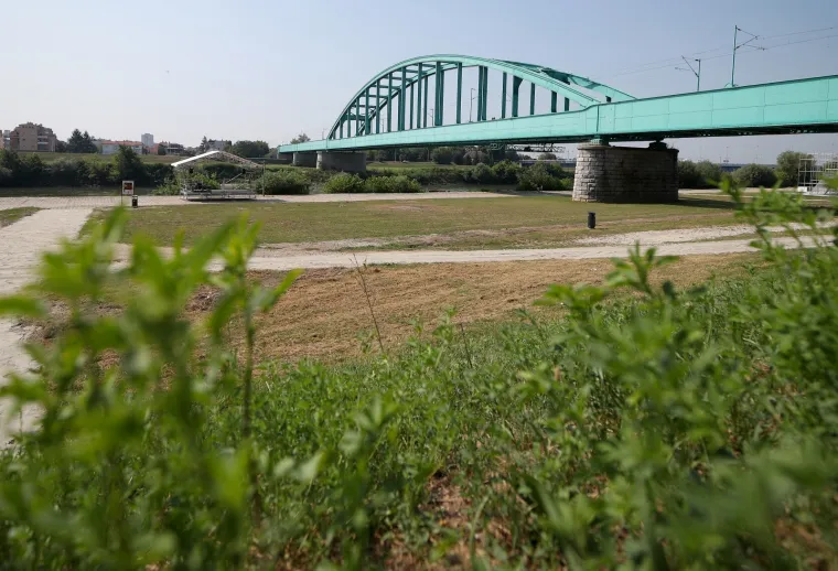 Ljeto na Savi kod Hendrixovog mosta. Radi premalog interesa javnosti otkazan je jutarnji program na kojem je trebala biti skola nordijskog hodanja i spustanje Savom u raftu.