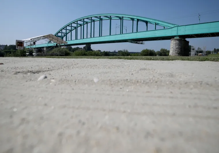 Ljeto na Savi kod Hendrixovog mosta. Radi premalog interesa javnosti otkazan je jutarnji program na kojem je trebala biti skola nordijskog hodanja i spustanje Savom u raftu.