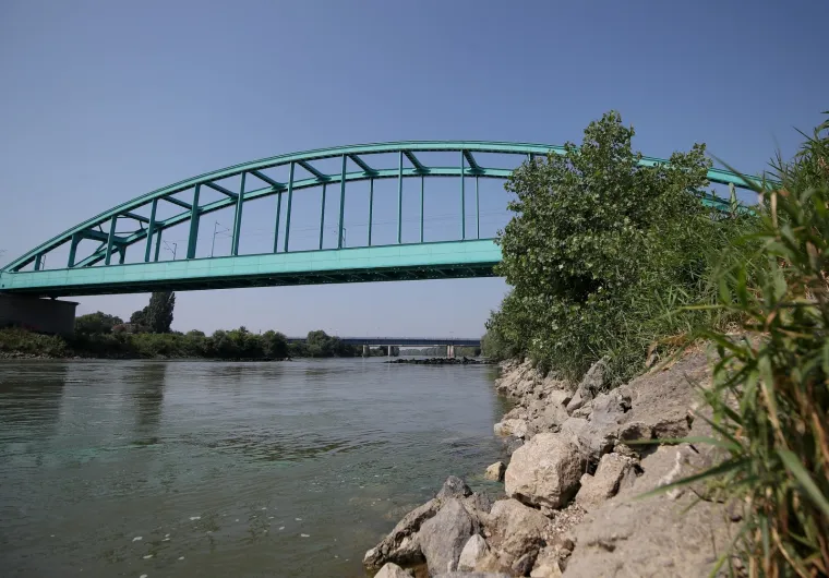 Ljeto na Savi kod Hendrixovog mosta. Radi premalog interesa javnosti otkazan je jutarnji program na kojem je trebala biti skola nordijskog hodanja i spustanje Savom u raftu.