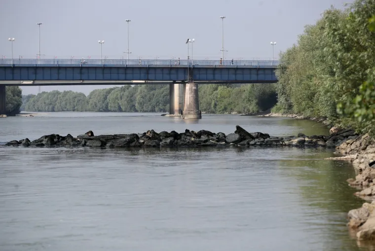 Ljeto na Savi kod Hendrixovog mosta. Radi premalog interesa javnosti otkazan je jutarnji program na kojem je trebala biti skola nordijskog hodanja i spustanje Savom u raftu.