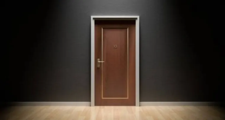 Kad odrastaš s mačkama i psima navikneš se na zvuk grebanja po vratima dok spavaš.  Sada kada živim sam ti zvukovi su puno strašniji.