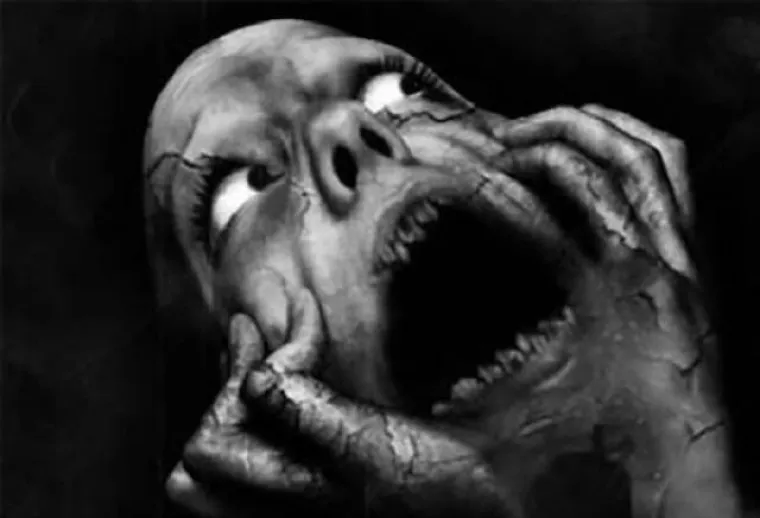 Ba&scaron; sam lijepo sanjala kada me probudio zvuk koji je podsjećao na udaranje čekića. Nakon toga, Sve &scaron;to sam čula je zvuk zemlje kako pada na lijes koji je prigu&scaron;io moje krikove.