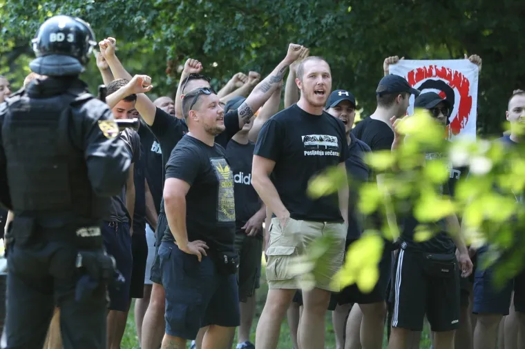 Pripremna utakmica GNK Dinamo - FK Orenburg. 50-ak pripadnika navijačke skupine BBB pokusalo je u ući na stadion, zbog čega je intervenirala policija.