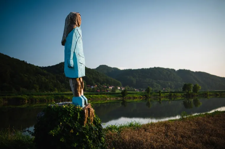 Konceptualni umjetnik  Ale&scaron; 'Maxi' Župevc kaže kako je  njegova  Melanija  prva skultura prve dame SAD-a. Smje&scaron;tena je u poljima u blizi njene rodne  Sevnice.  Skulpturu je izrezbario motornom pilom, a svečano je otkrivena 5. srpnja i odmah dobila podijeljene kritike. Dok neki misle da je riječ o provokaciji,  drugi ističu kako odgovara podneblju. Neki je uspoređuju sa &Scaron;trumfetom a neki ističu kako je bilo vrijeme da Melanija dobije kip u rodnom kraju. 
Tako je Sevnica nakon Melanijine torte, Melanijinog meda  pa čak i Melanijinih papuča, dobila i skuplturu svoje najpoznatije kćeri. 

Credit line: Profimedia, AFP