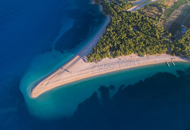 Prva spomenuta je plaža Zlatni rat na otoku Braču. "Poznat i kao Zlatni rog, ovaj pješčani predio, smješten zapadno od grada Bola, jedno je od najomiljenijih ljetnih odredišta u Hrvatskoj, ne samo zbog tirkiznog mora, već i zbog brojnih vodenih sportova, bilo da se radi o plovidbi ili kajaku", piše Vogue.