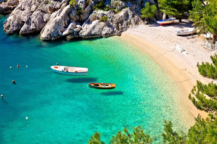 Popis se potom širi na plažu Punta Rata u Brelima. "Smještena na Makarskoj rivijeri, plaža Punta Rata dokaz je da mediteranski raj još uvijek postoji. Među visokim stijenama i borovim lako je pronaći mirno mjesto, ili čak i ležaljku za sunčanje", piše Vogue.