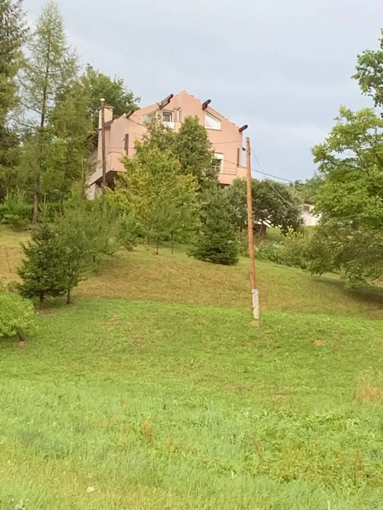 Jako nevrijeme poharalo vi&scaron;e županija, u Zagorju jak vjetar "čupao" krovove kuća i drveće